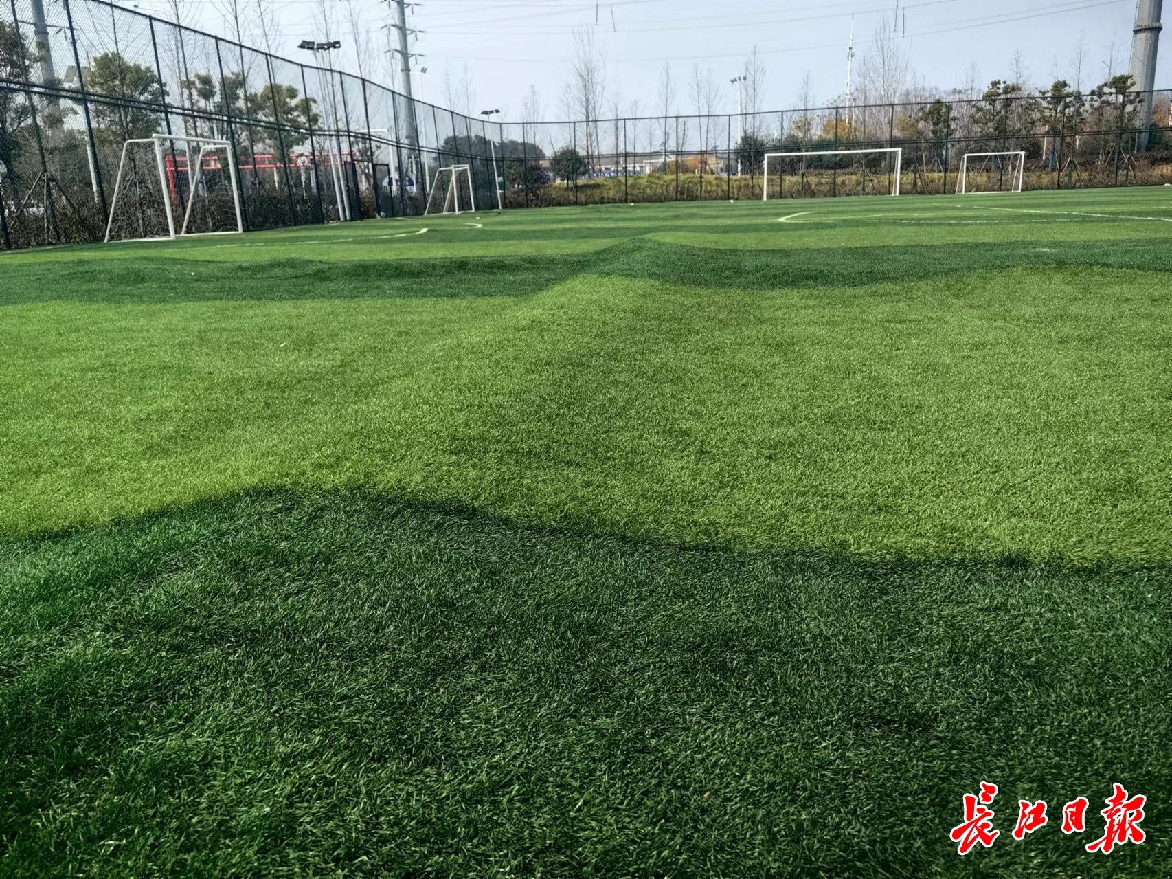 落差10厘米！建成不到2年，社区足球场成了“越野场”