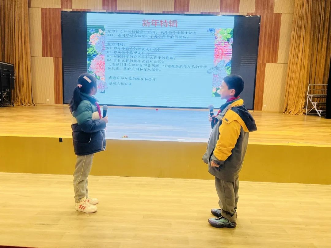 南京大学记者去采访,记者走进学校采访新闻