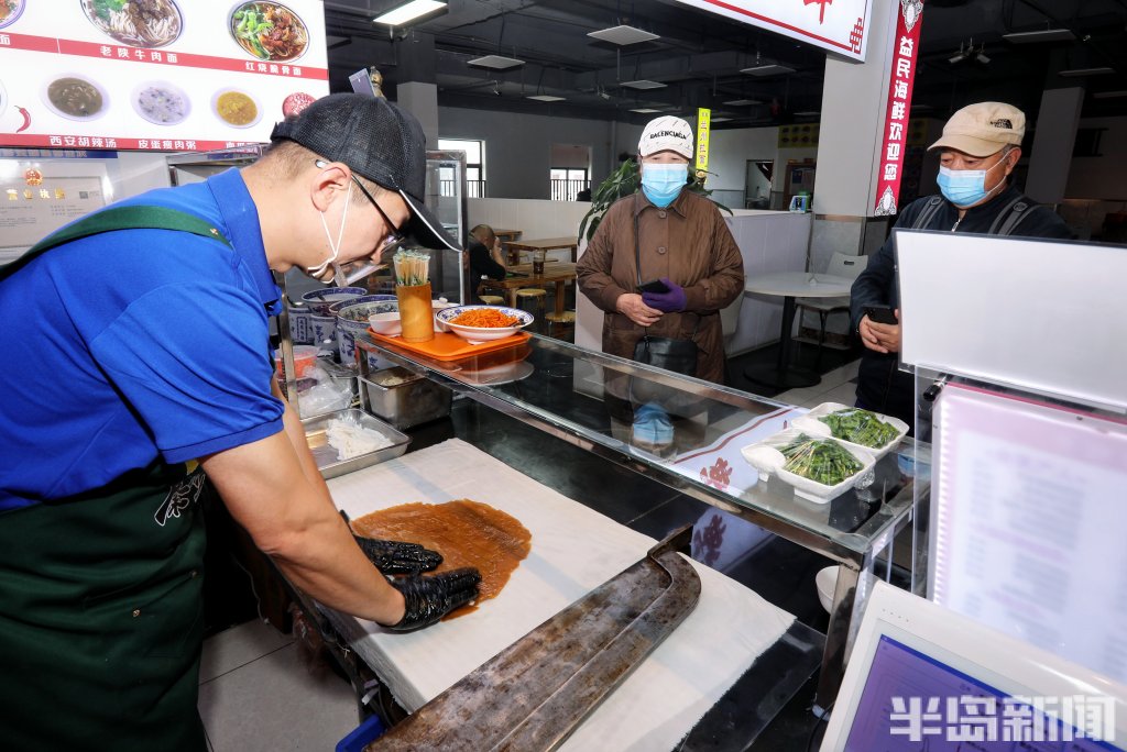 青岛正宗西安凉皮,西安小伙蒸凉皮