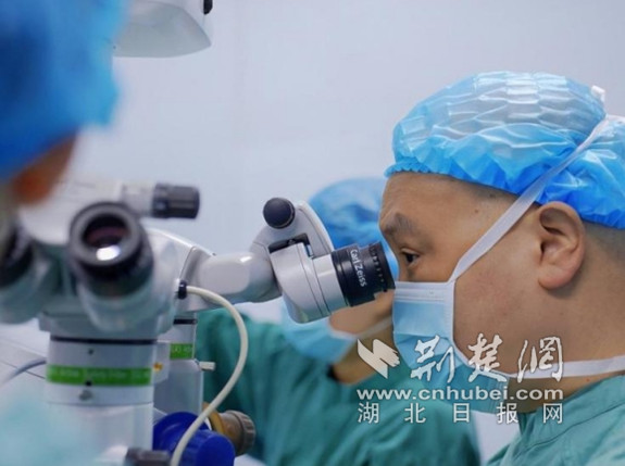 7岁男孩被铅笔刺伤眼睛后续,10岁男童眼睛被圆珠笔扎破