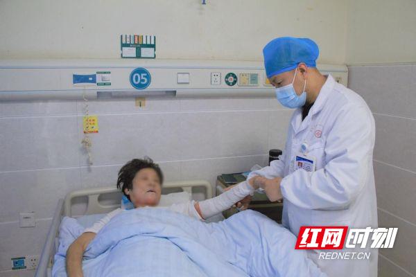 烧烤被烫伤怎么处理,酒精燃烧导致三级烧伤