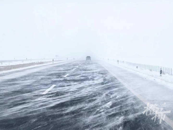 *疆新**旅游遭遇“风吹雪”！近千人在服务区打地铺过夜，上海姑娘向橙柿讲述被困沙漠腹地经历……