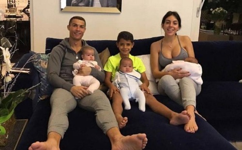 c罗晒全家福女友和五个孩子出镜,c罗官宣二女儿