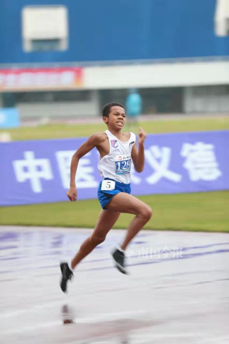 柳州田径运动会12岁中非混血男孩,12岁柳州混血儿跑步夺冠