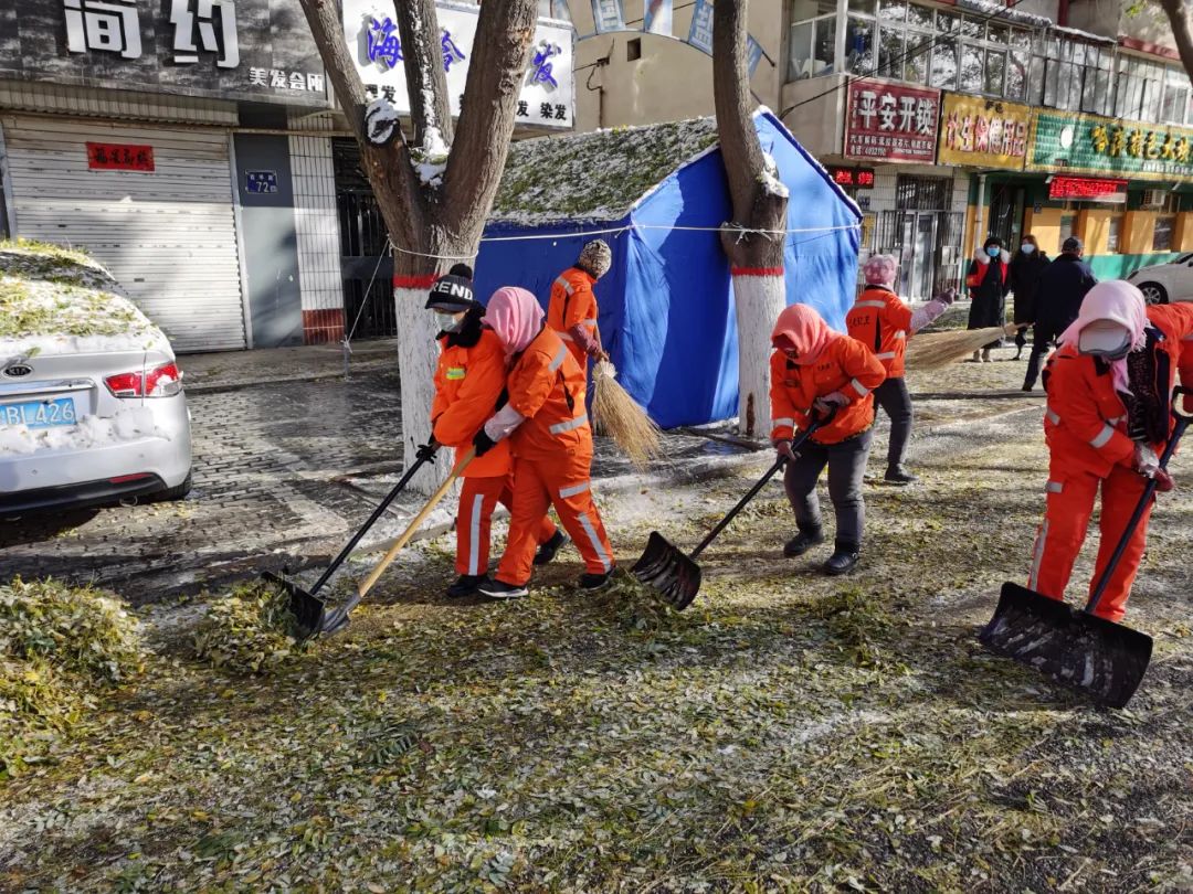 环卫工人雪天清理积雪,环卫工人昼夜奋战清除积雪