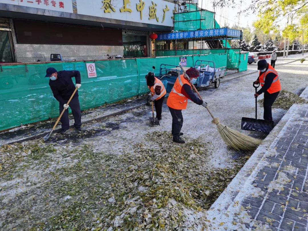 环卫工人雪天清理积雪,环卫工人昼夜奋战清除积雪
