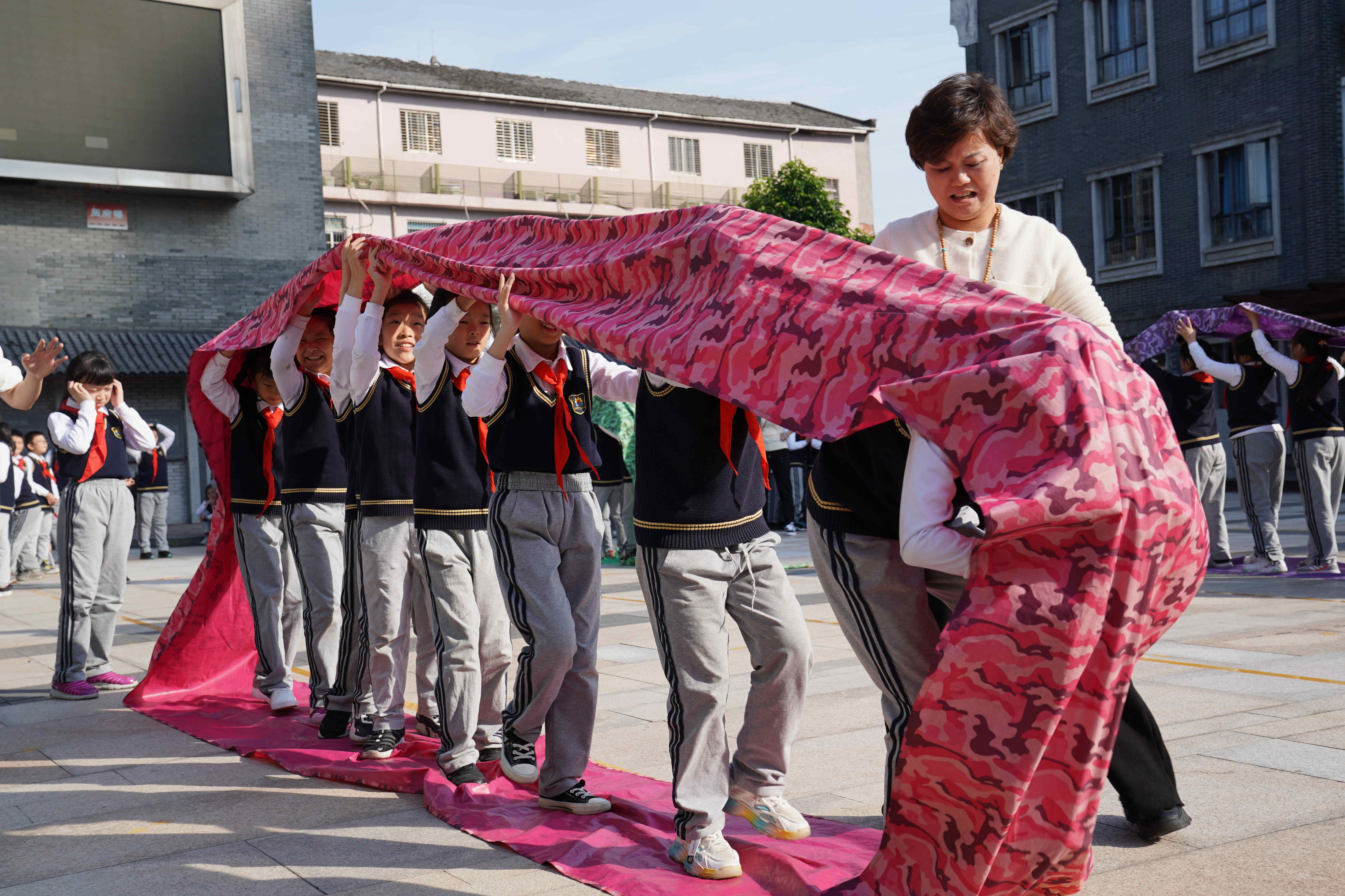 阳光体育促双减绿茵赛场展英姿,阳光体育课积极开展体育活动