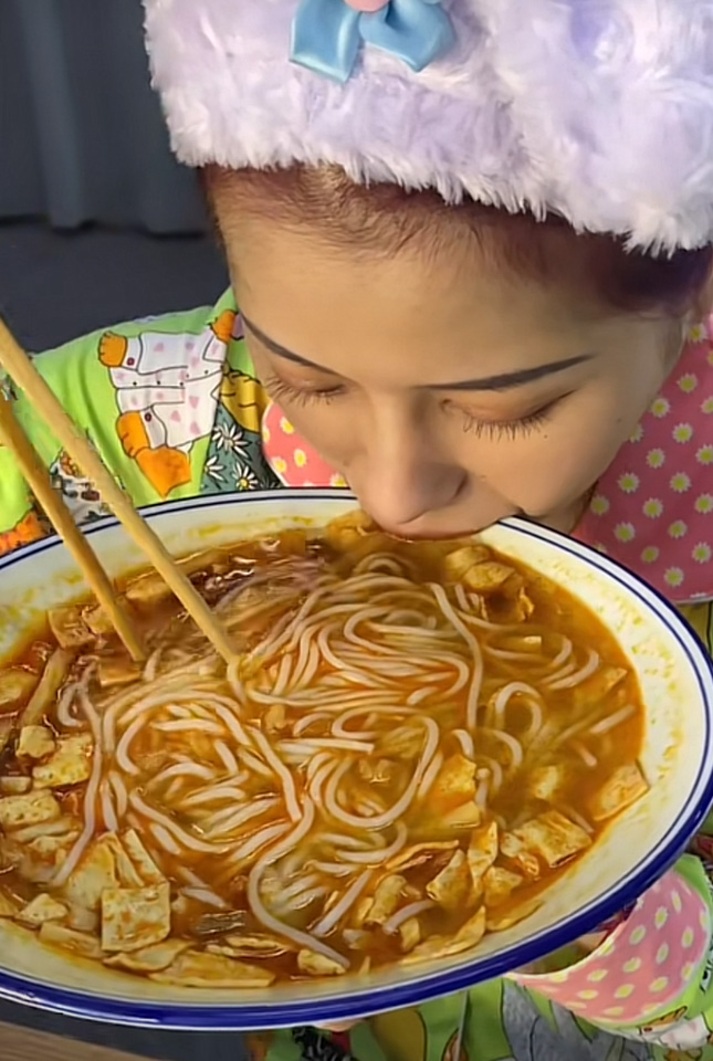 食欲之下，焦躁而孤独的吃播