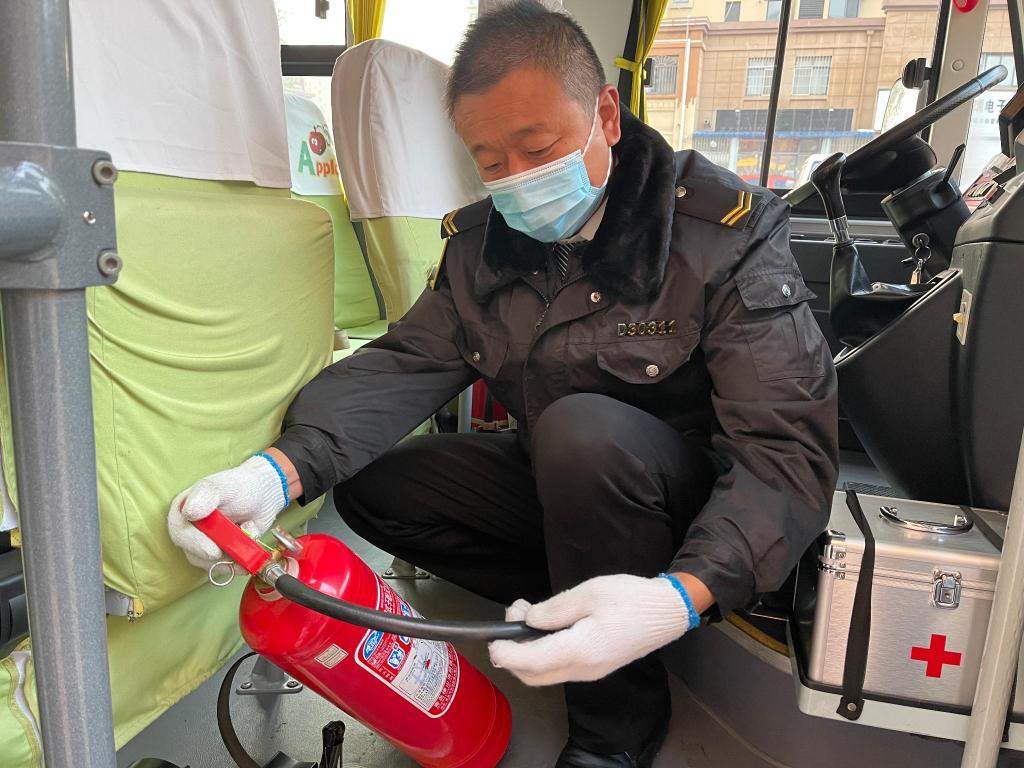 哈尔滨黄色大鼻子校车能载多少人,大鼻子校车开到家门口接学生上学