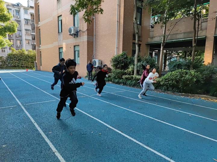 校园跑道只有60米长的东园小学，跑出了个拱墅区的短跑双冠王