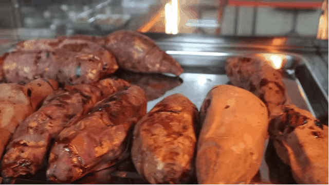 暖品上新、开辟“深夜食堂”,申城高校食堂让这个冬天不太冷