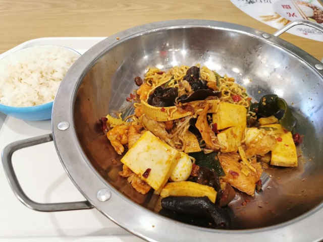 暖品上新、开辟“深夜食堂”,申城高校食堂让这个冬天不太冷