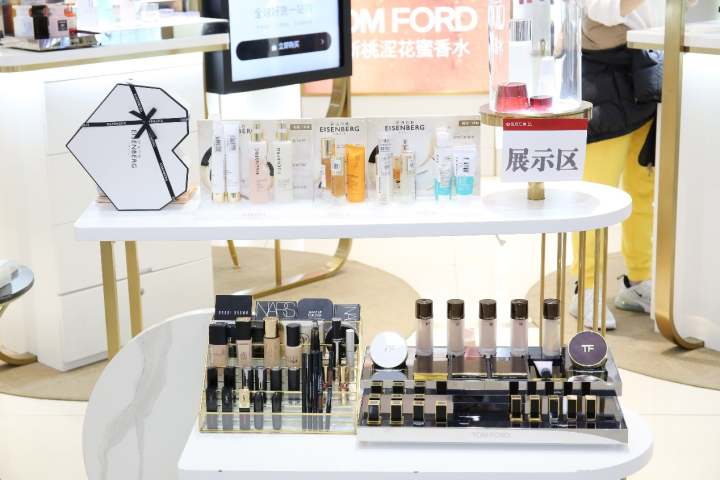 “3个月都排不上”“半个小时就空了”，不靠主播，线下美妆专柜靠什么圈粉？