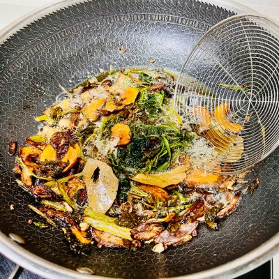 剔出来的羊肥膘别浪费,熬个羊油辣子喝汤拌面美滋滋