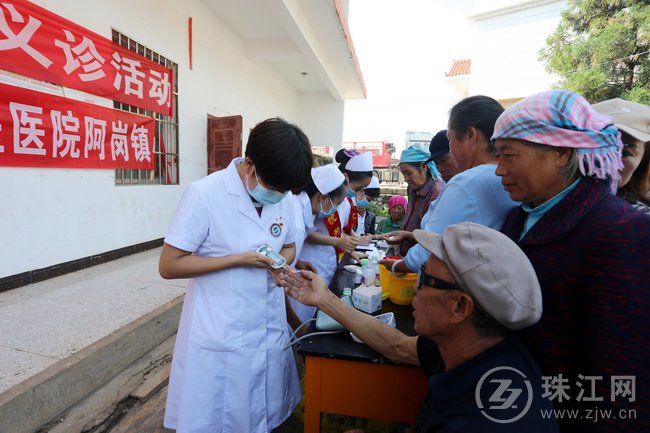 罗平：“学医为民服务乡亲”见真情暖人心