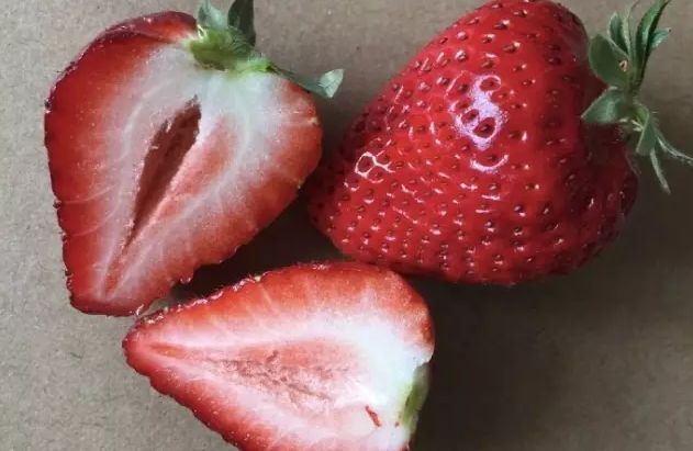 草莓扒开里面是空心是打激素了吗,草莓空心是因为打了激素