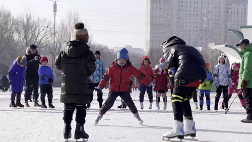 冰雪经济“热”起来,冰雪经济升温人民日报