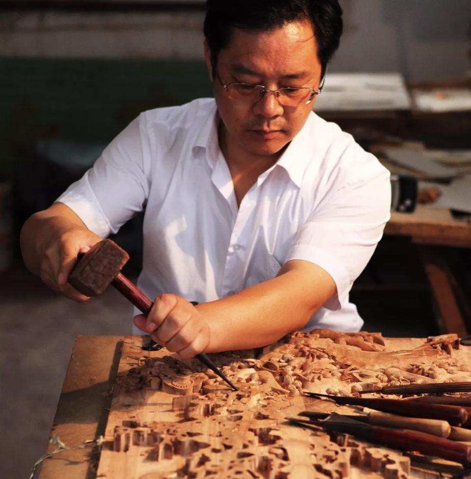 王来新——大胆创新推动桃木雕刻