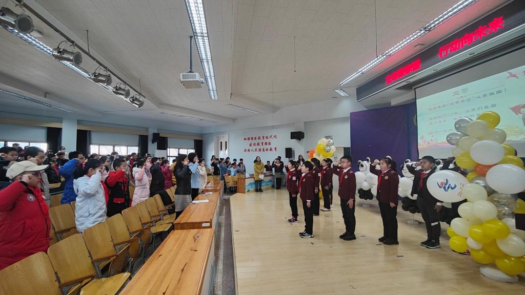 冰墩墩迎新生,冰墩墩迎开学