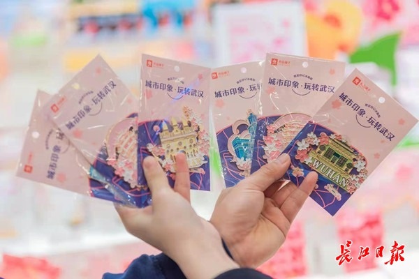 大江大湖融入零食、珞珈山做成蛋糕……樱花季“武汉限定”来了