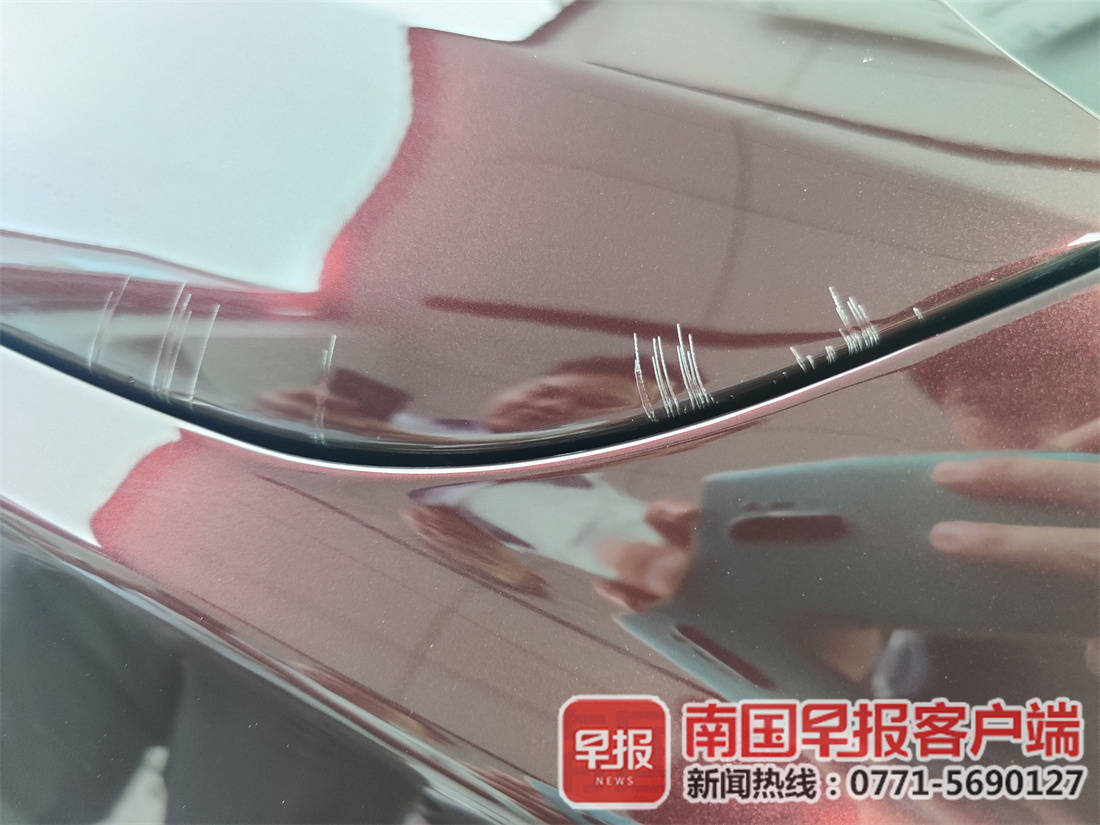 汽车美容店能否去除车身刮痕,撕掉车衣会有划痕