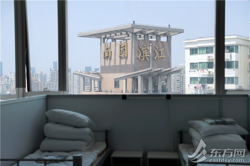 上海一线江景写字楼变方舱,上海黄浦区一座体育馆改建方舱