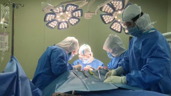 定点医院医生妙手为老年阳性感染者取出卡嵌食管假牙上海加速方舱建设