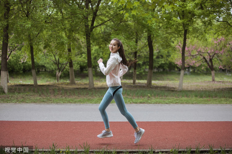 买了蕉下的产品，我离新中产更远了