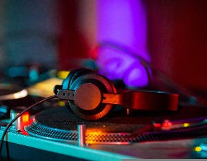 演出经纪人证怎么给别人挂靠,经营性演出许可证能挂靠吗