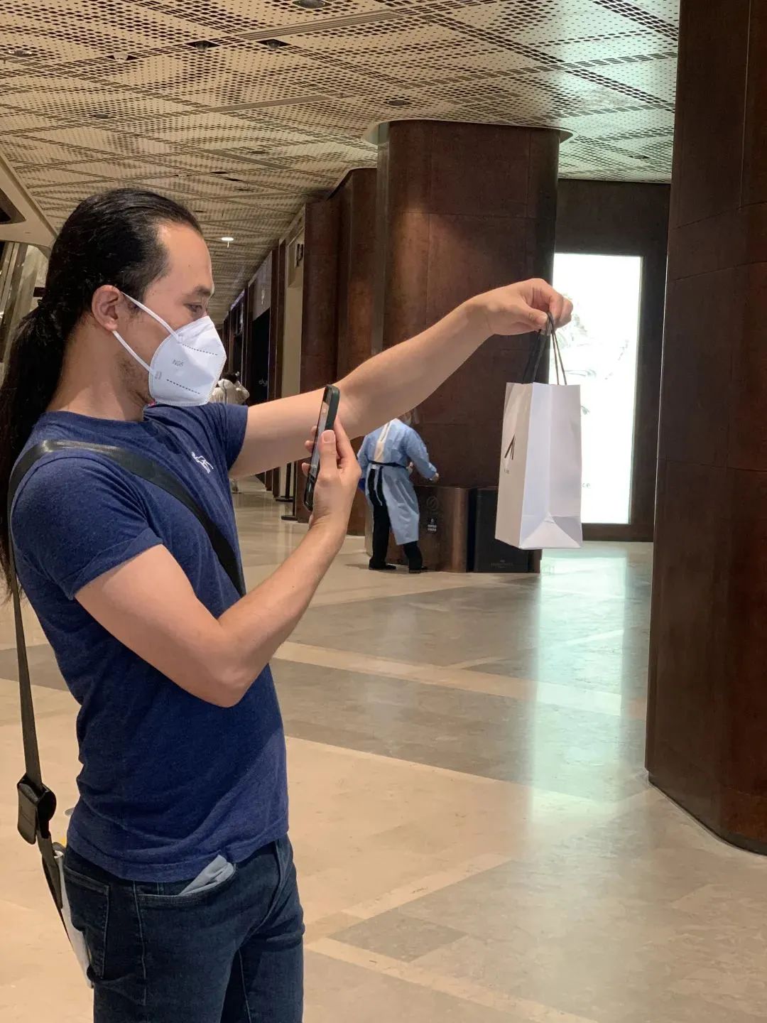 环球港无人能进？淮海路百盛里皮具都霉了？直击更多恢复线下营业现场→