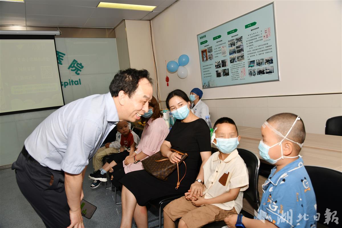 利川9岁男童“种”出新耳朵！儿童节前，他向武汉医护送上“暖心祝福”