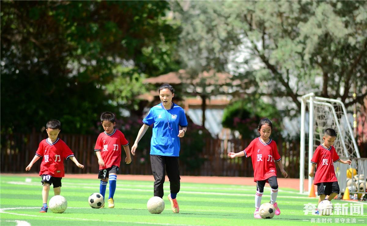 活力四射的足球儿童,乐享双减阳光体育趣味赛