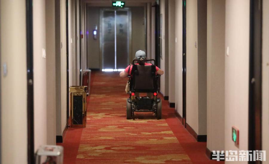 青岛一六旬母亲坐轮椅送考,一位母亲送准考证的感人片段