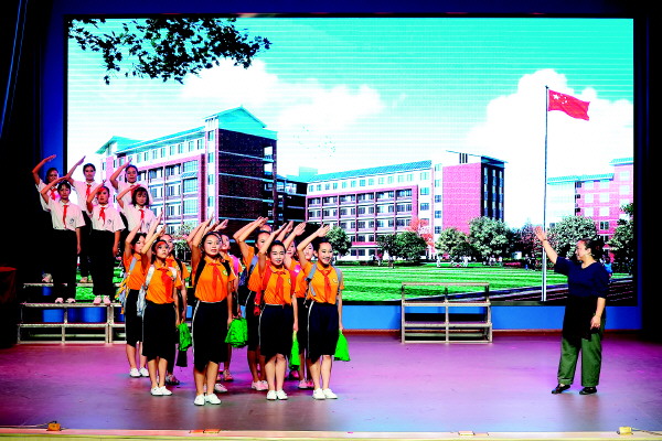 雏凤清于老凤声赓续薪火向未来——桂林市第十二中学退休教师、校友回校参观记