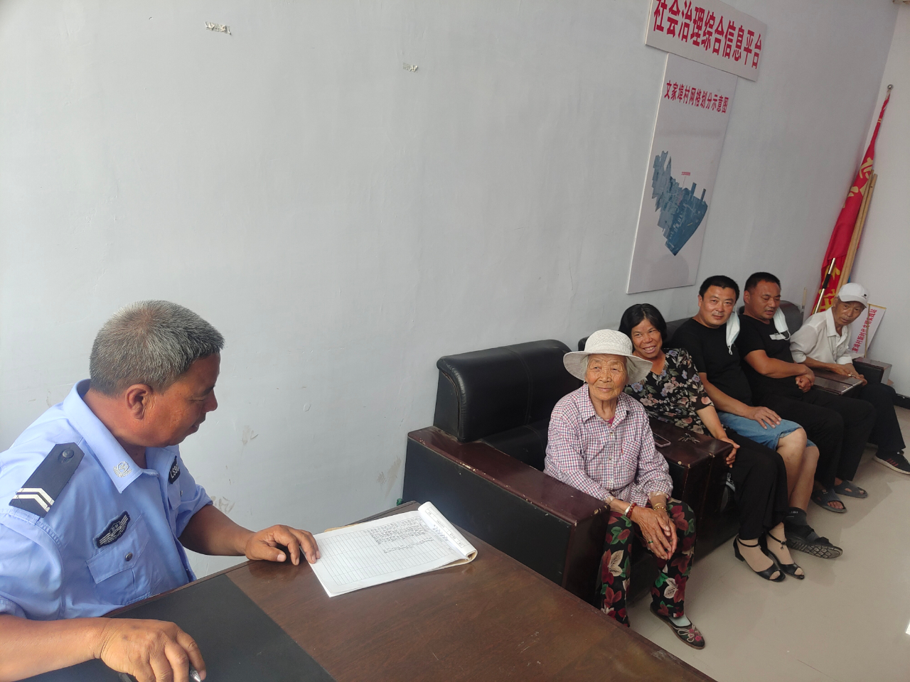 网格警察坚守岗位,社区网格警务人员