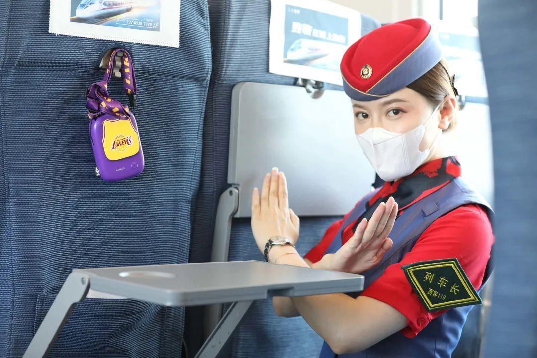 高铁列车上的一些常用功能,高铁列车控制器是啥样的