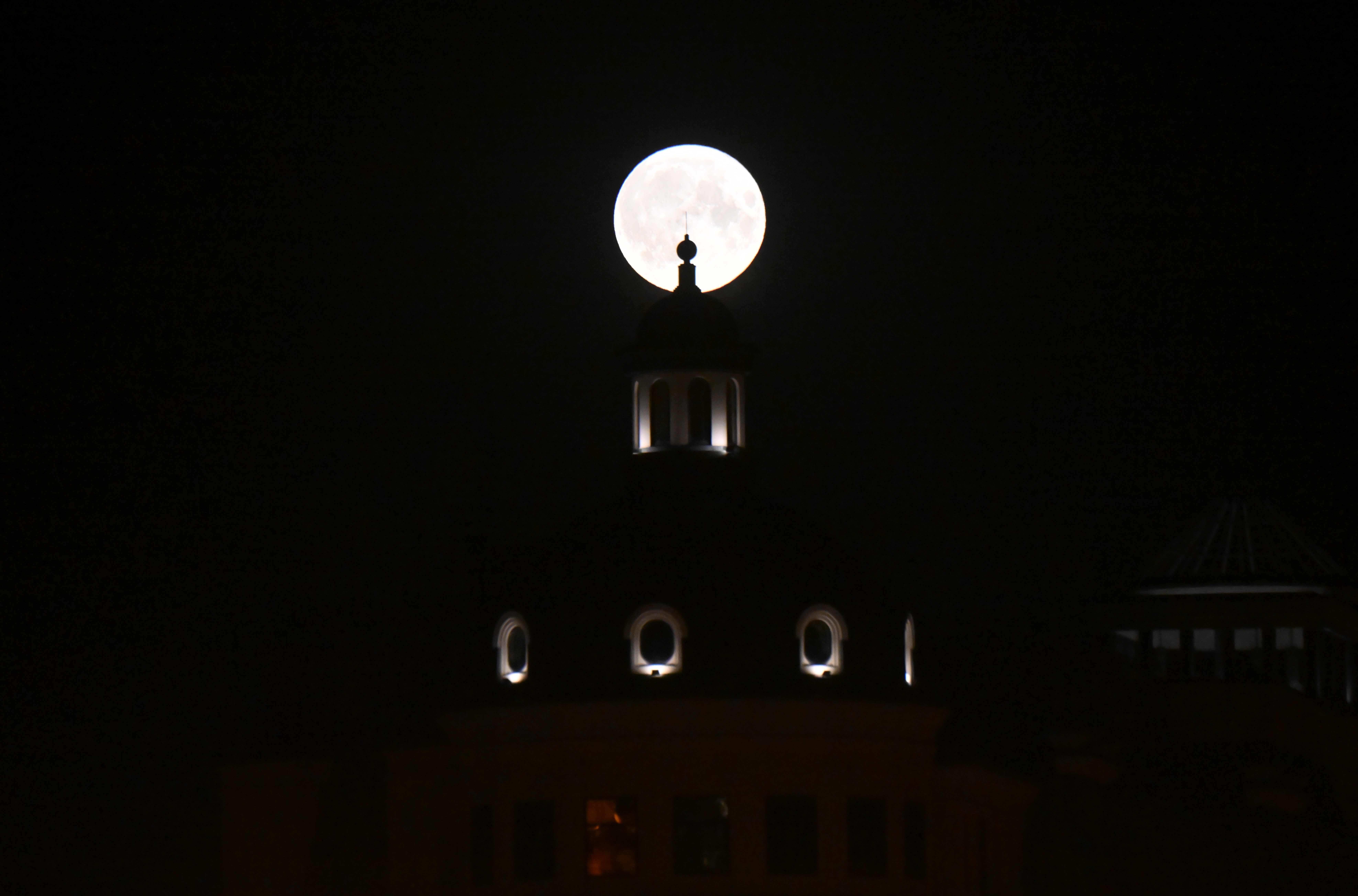 超级月亮即将现身夜空是真的吗,今年最大超级月亮将登场意味着啥