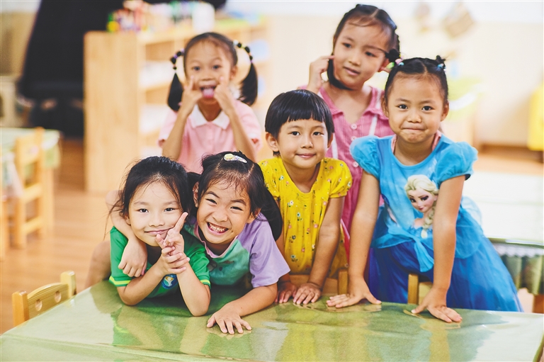 暑期官方带娃解决家长后顾之忧,家长带孩子报名招生活动现场