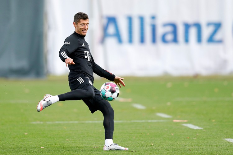 打不过，就买下！莱万终于“下树”