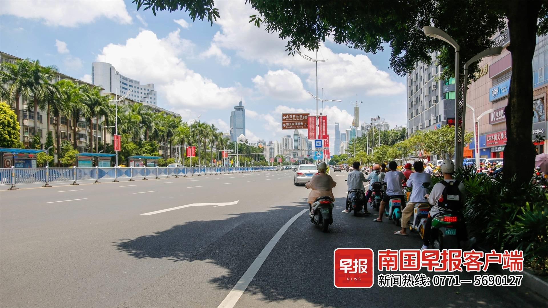 高温下市民用各种方法遮挡烈日,烈日下怎样防暑
