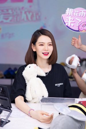 遭控直播卖假货「水泥色面膜变黄色」！戚薇反击呛：假一赔十