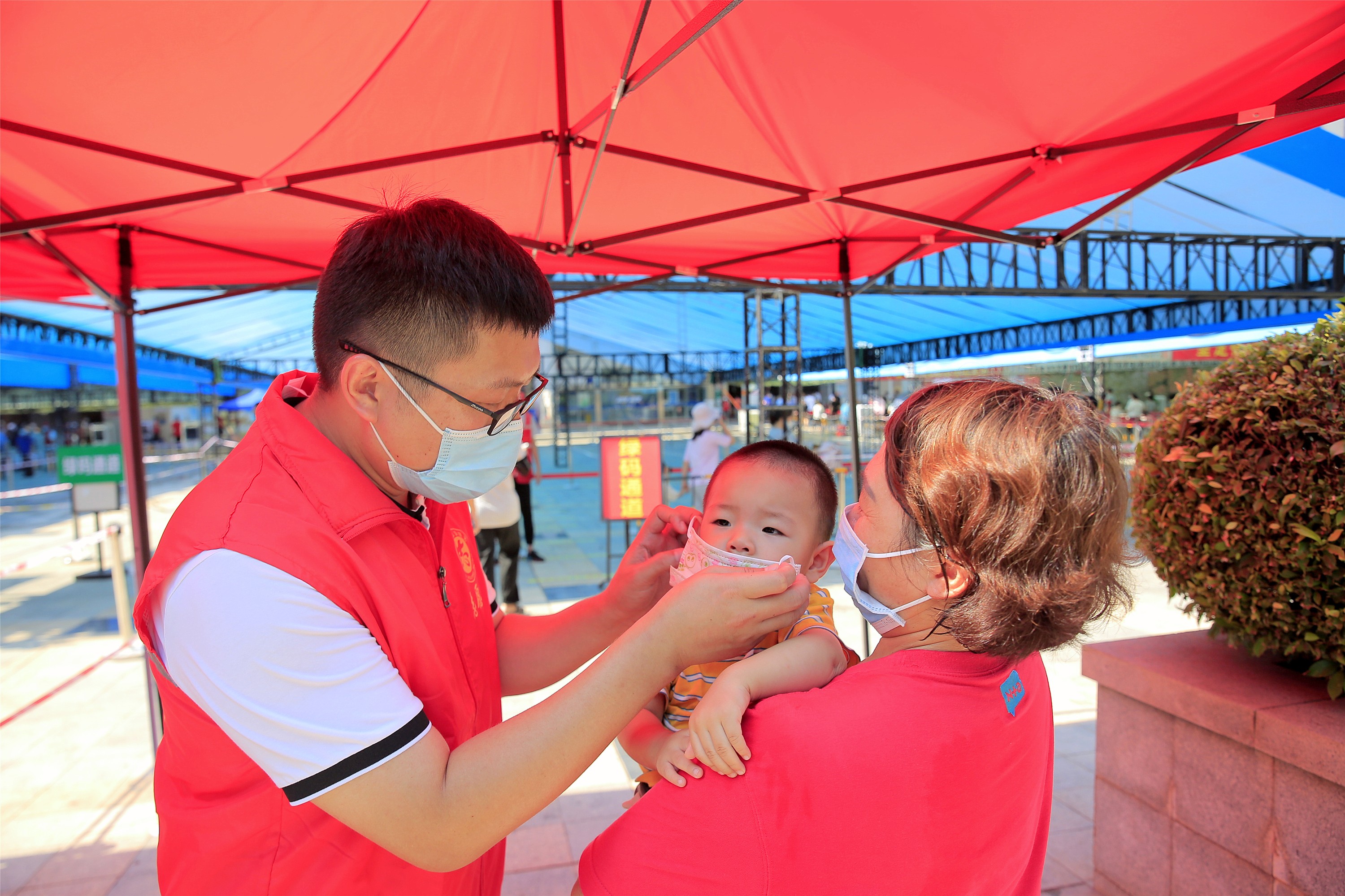 一抹志愿红温暖抗疫路,厦门抗击疫情志愿者