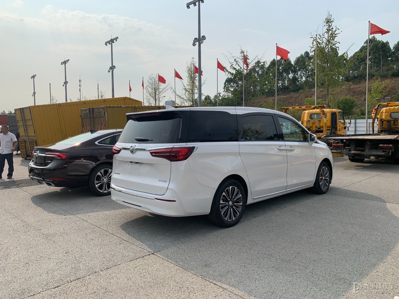 全新别克gl8国民首选的mpv,传祺m8和别克gl8到底哪个空间大