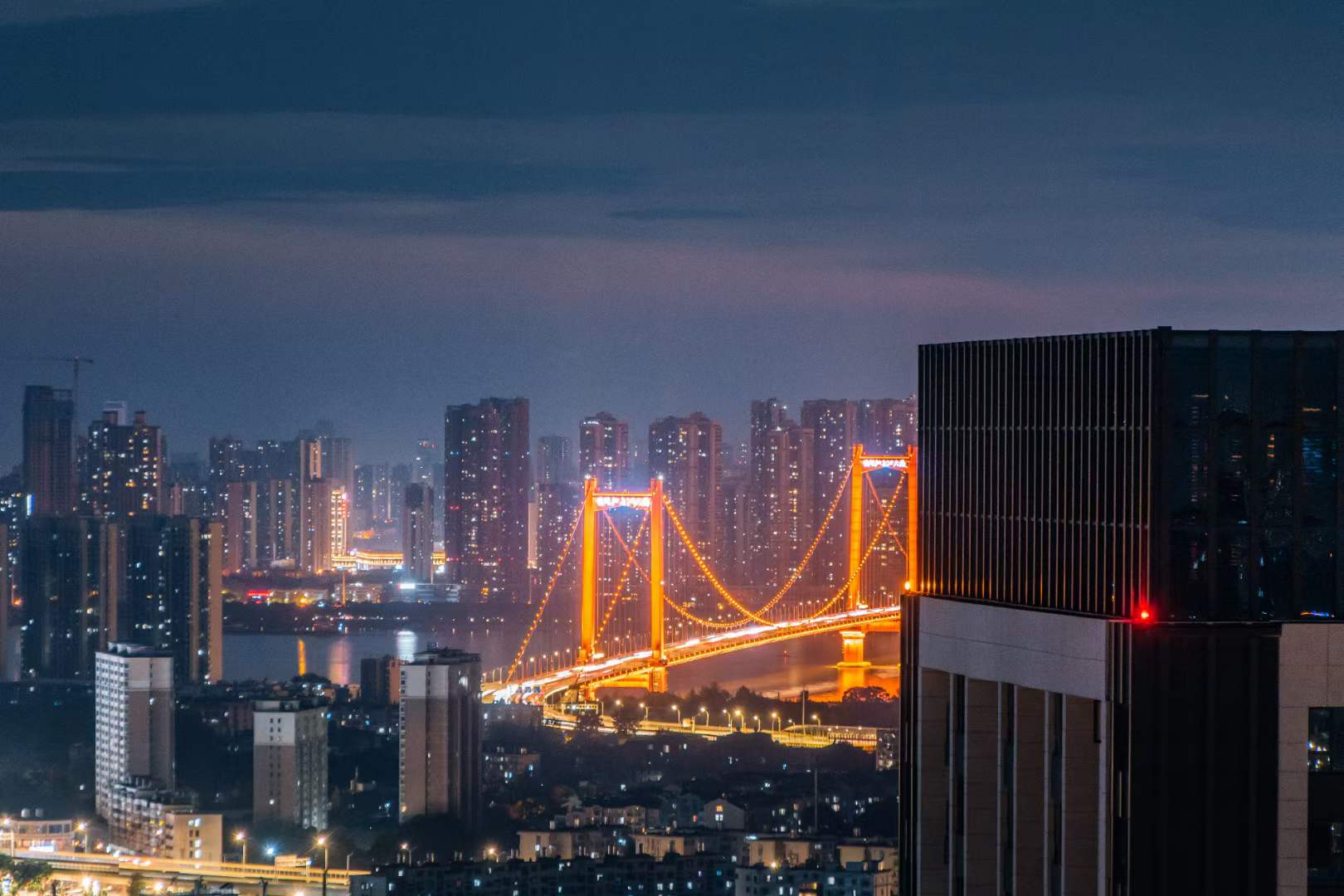 18:00后的武汉拍了拍你，5个关键词帮你解锁绝美夜景