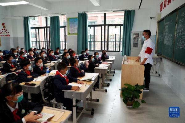 这所学校在板房上课11年，如今搬进了新校园