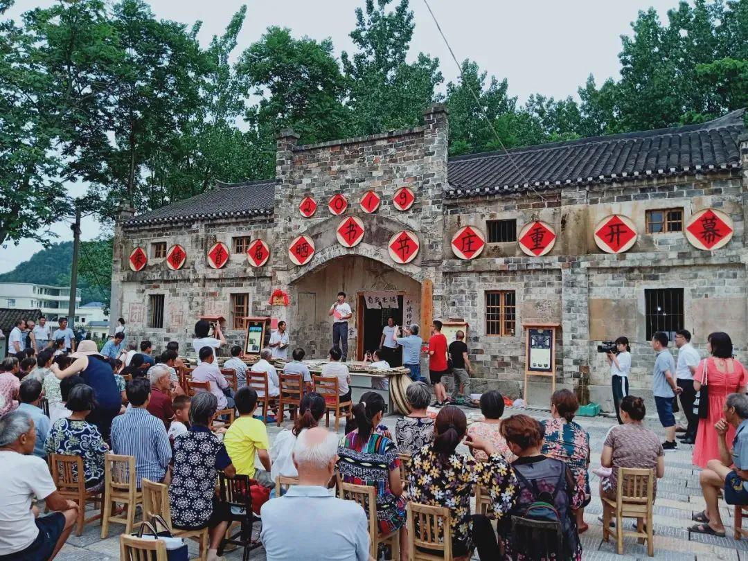 这个村,一条小黑狗像影子一样跟着我