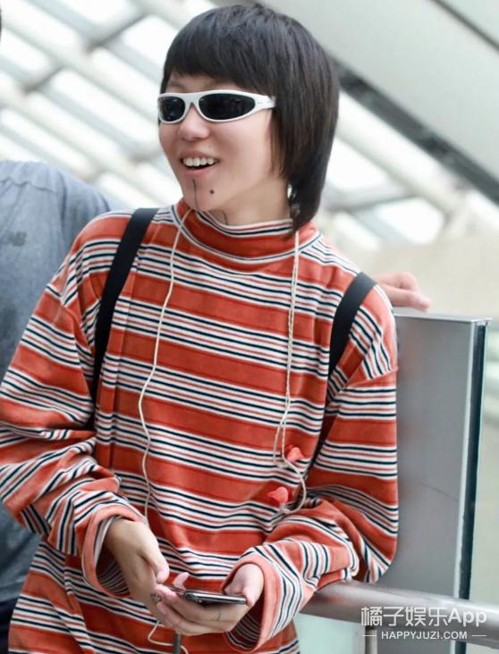 窦唯二女儿窦家媛近照,岳明辉窦佳嫄直播