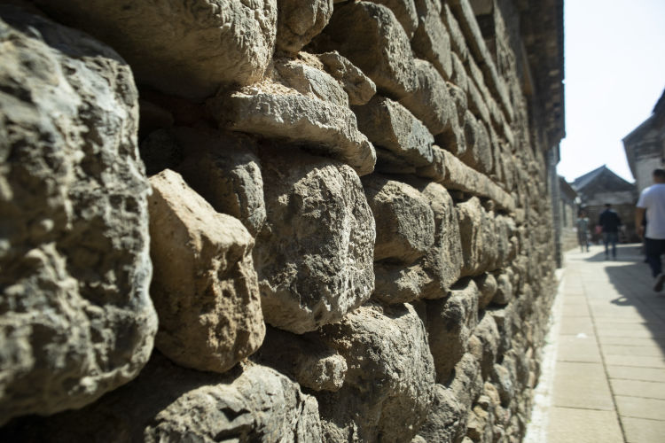 颜神古镇多少年了 (老颜神古街和颜神古镇相隔远吗)