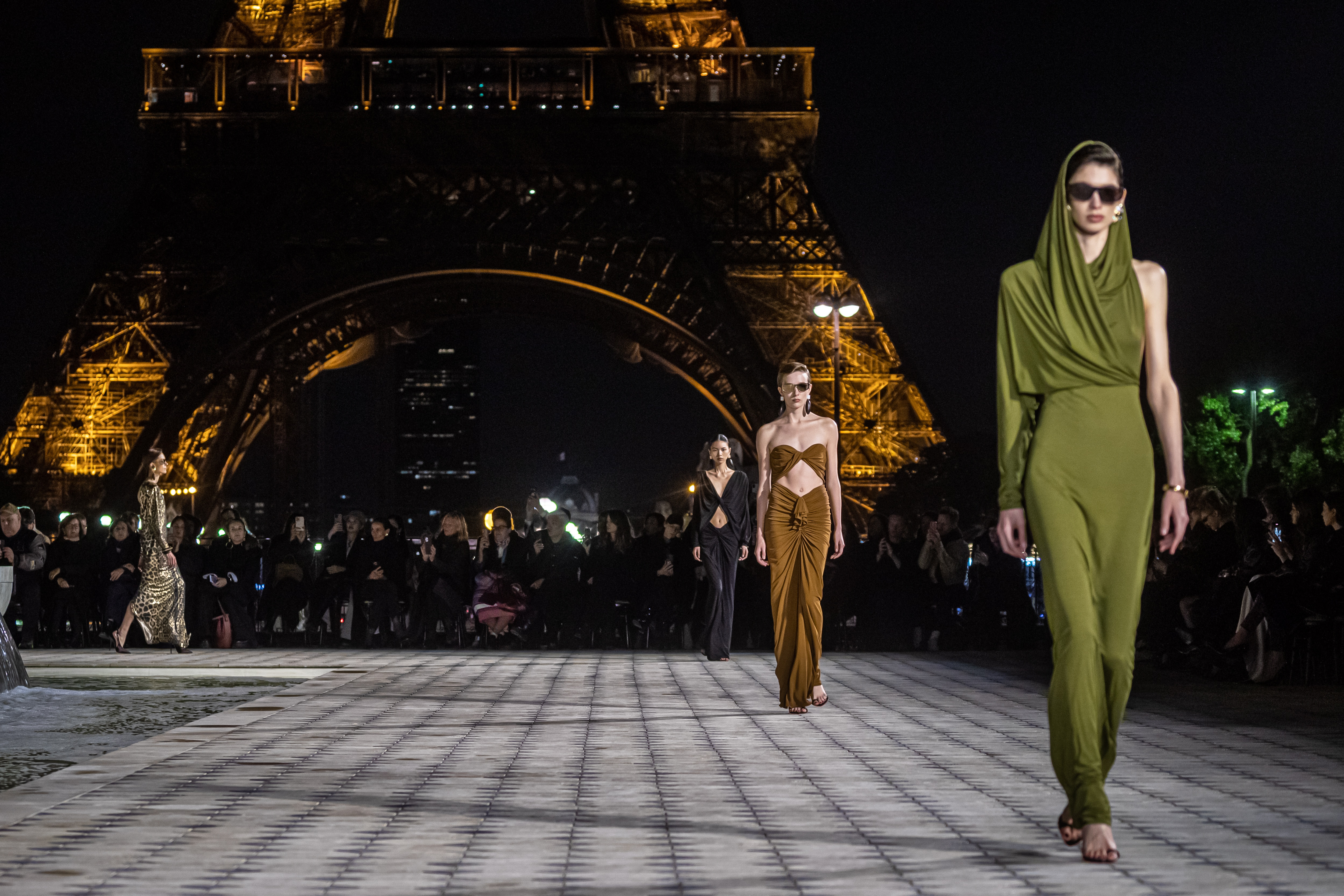 外代二线巴黎时装周,巴黎时装周圣罗兰品牌时装秀