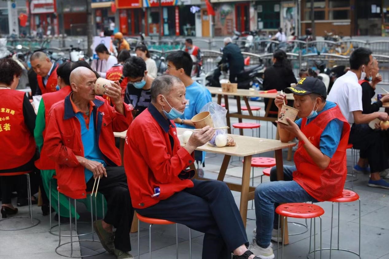 我们的家与国③｜“70后”张清：一碗爱心粥，温暖一座城